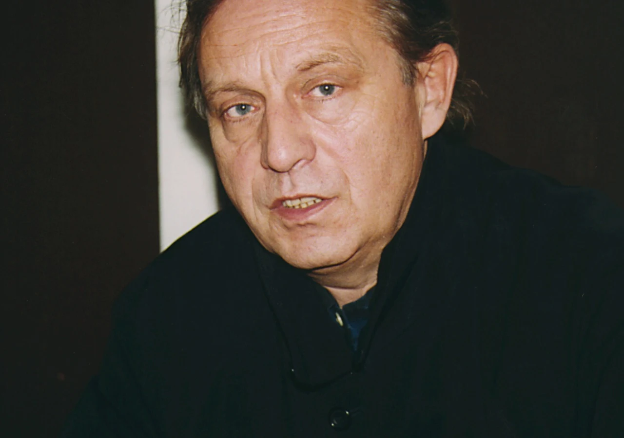 Krzysztof Piesiewicz Krzysztof Piesiewicz, scenarzysta i prawnik. Mężczyzna w ciemnej marynarce na ciemnym tle.