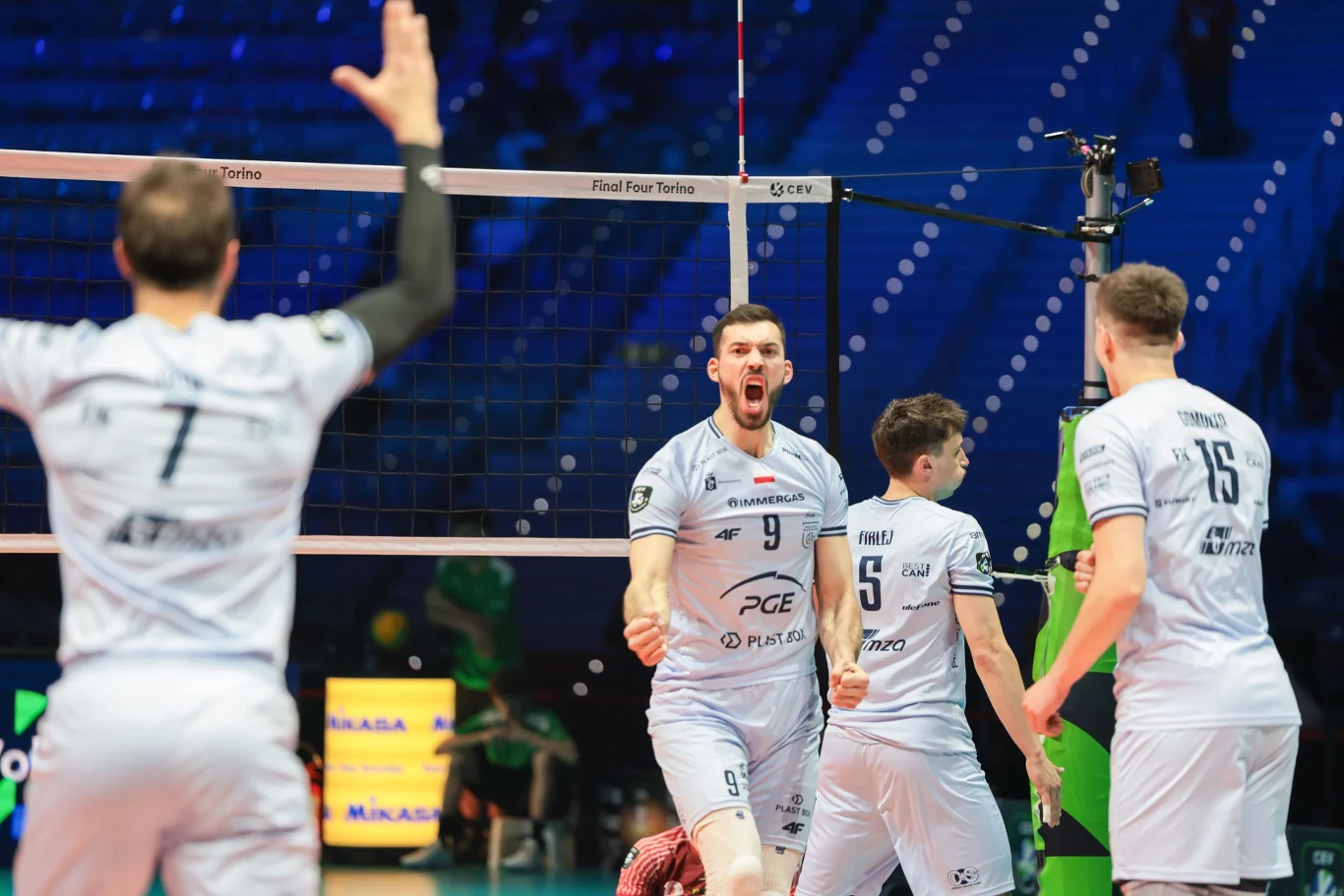 Siatkarze PGE Projektu w trakcie meczu o trzecie miejsce LM. Tłumów w tle nie widać, bo ich nie ma Siatkarze drużyny PGE Skra Bełchatów celebrują zdobycie punktu podczas meczu, pokazując emocje i sportową determinację na boisku.