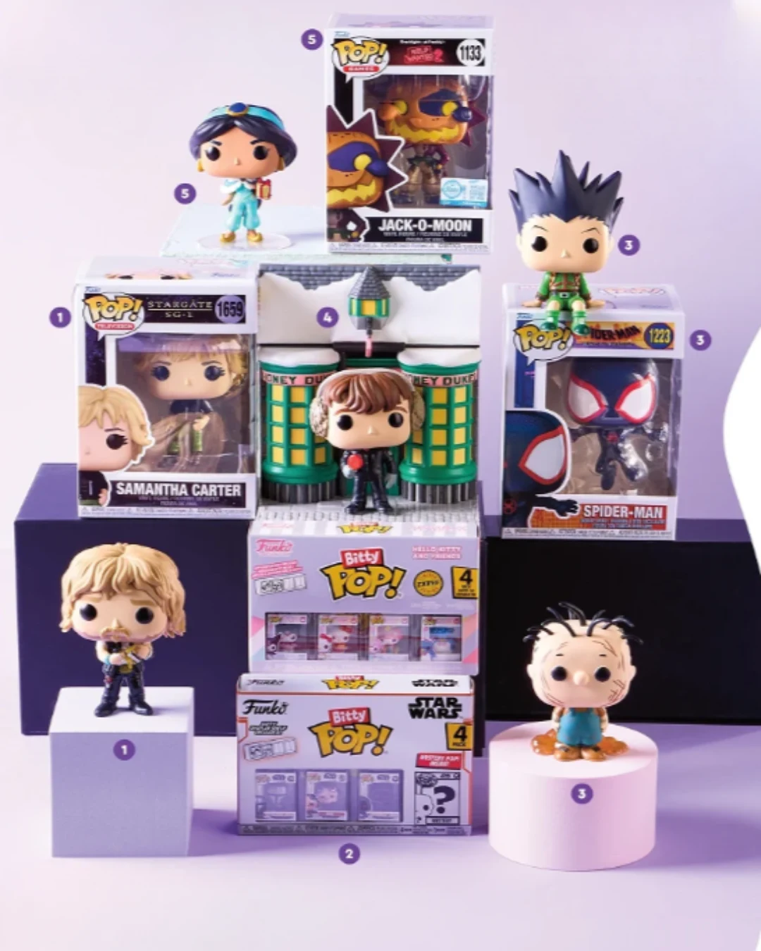 Kolekcja figurek Funko Pop! ustawionych na białych i fioletowych podstawkach, z centralnie umieszczoną dużą figurką chłopca w zielonym swetrze, w otoczeniu postaci takich jak Spider-Man, Samantha Carter oraz Betty Boop; całość zaprezentowana w minimali...