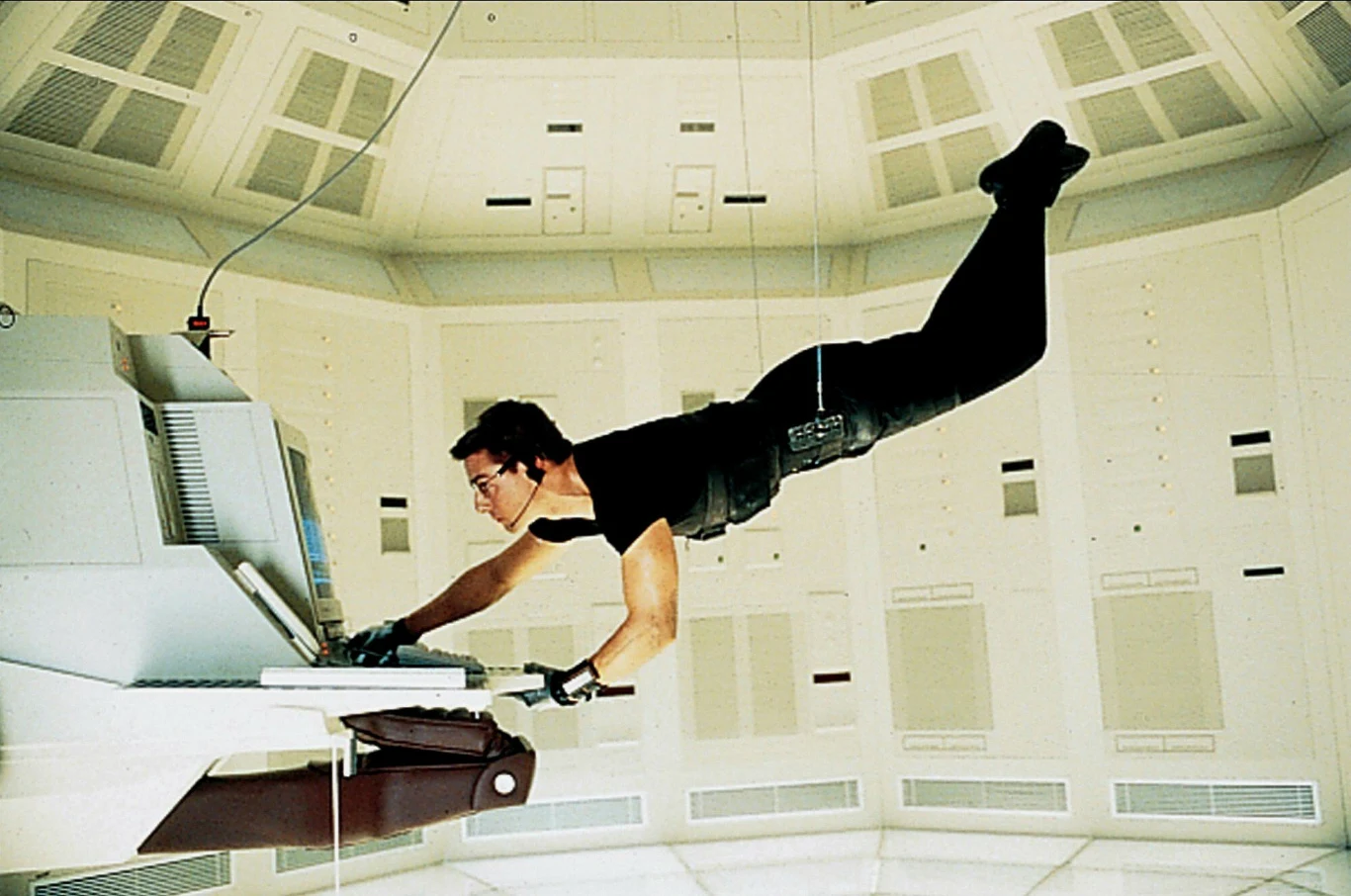 Tom Cruise w filmie "Mission: Impossible"