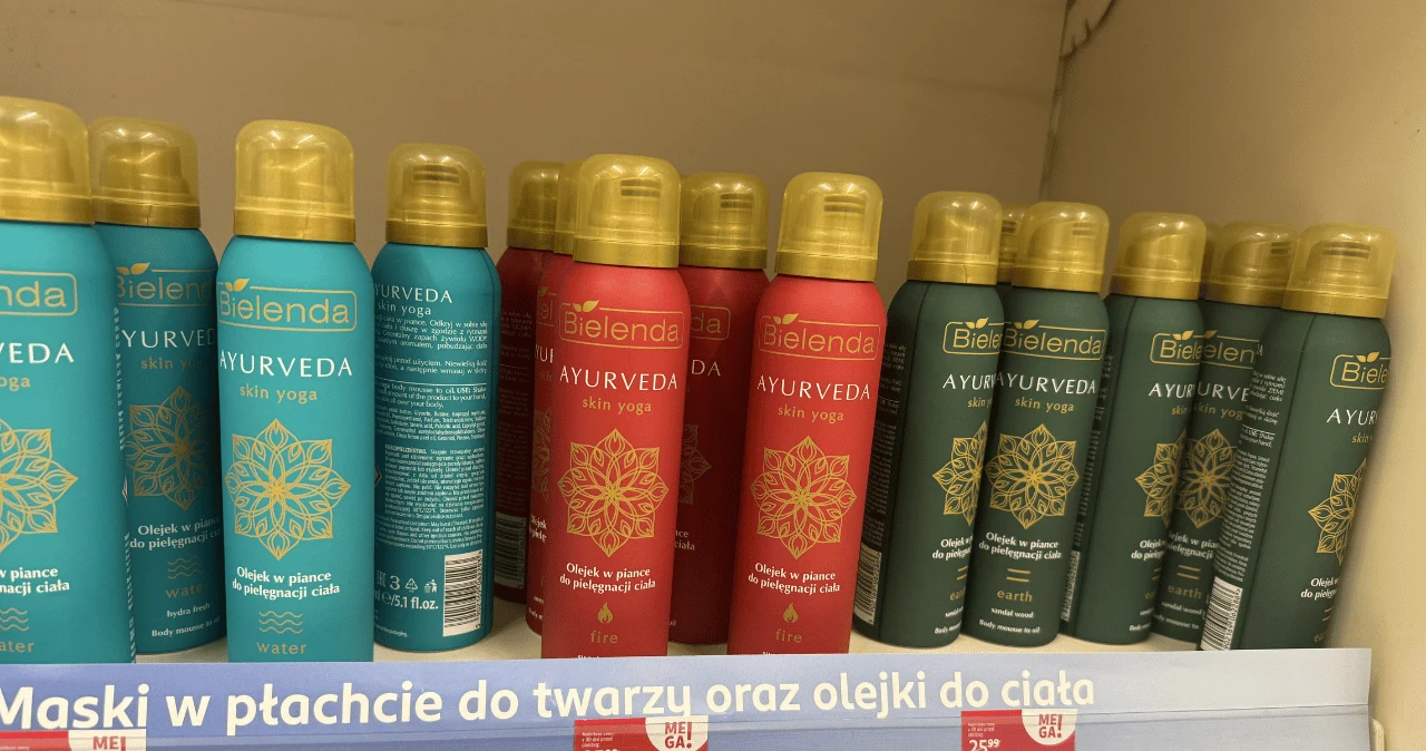 Rituals zrobił z pianek viral. Teraz Rossmann i Hebe mają wersje za kilkanaście złotych Kolorowe butelki Bielenda Ayurveda ze złotymi zakrętkami i orientalnymi wzorami na półce sklepowej.