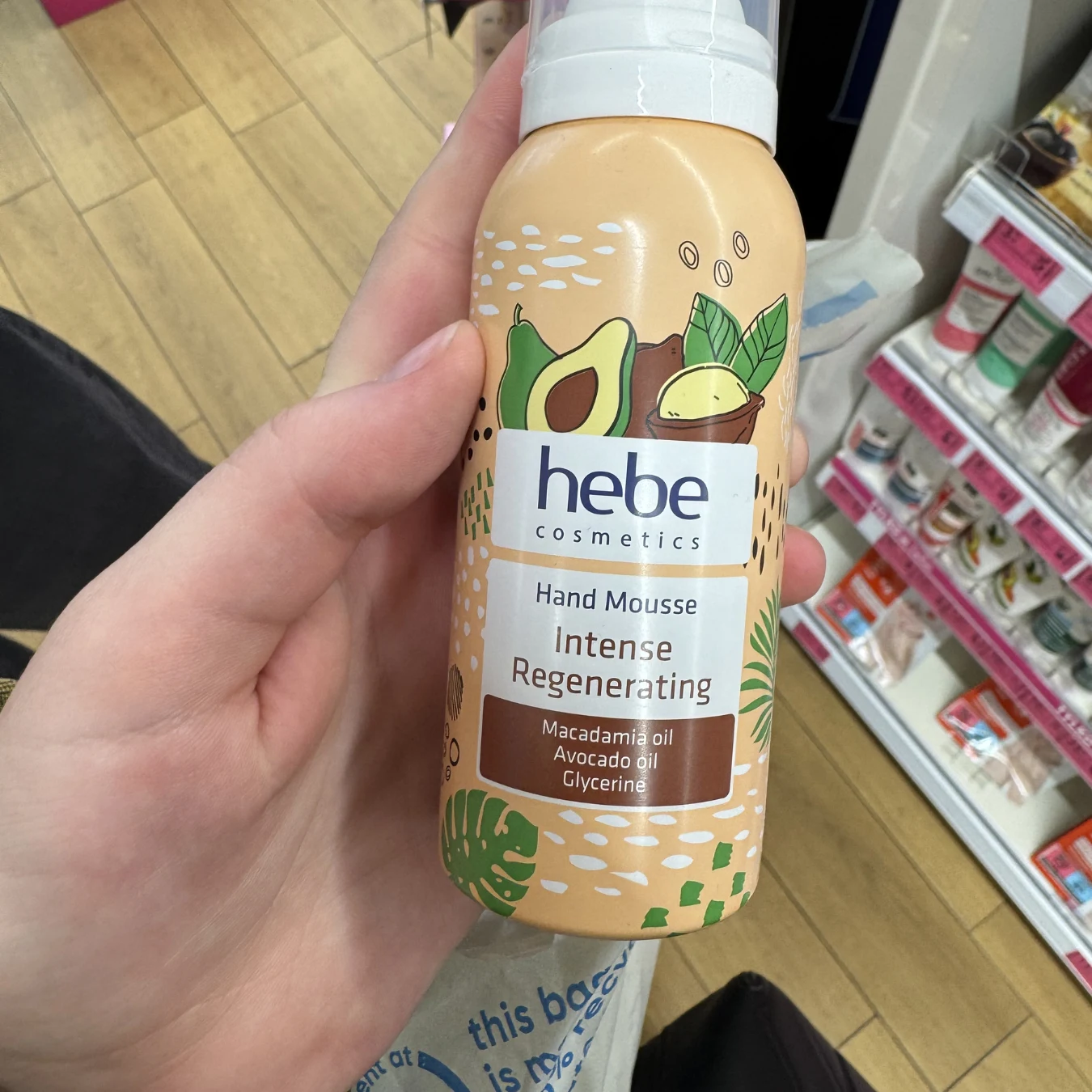 Hebe Cosmetics Hand Mousse Intense Moisturising za 10,99 zł Pianka do rąk Hebe Cosmetics Intense Regenerating z olejem makadamia, olejem z awokado i gliceryną trzymana w dłoni w sklepie kosmetycznym.