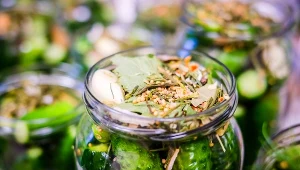 Przepis na ogórki małosolne po turecku. Wychodzą aromatyczne i ultrachrupiące