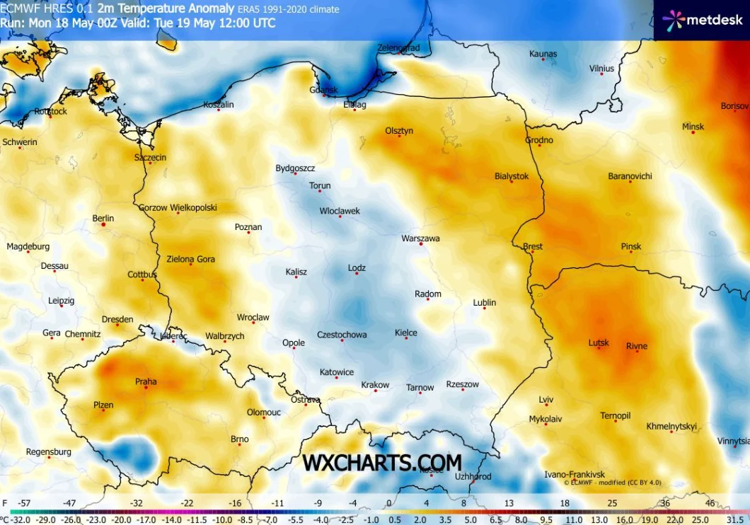 Mapa Polski ilustrująca anomalię temperatury powietrza, z wyraźnie zaznaczonymi obszarami cieplejszymi na południowym zachodzie i południowym wschodzie, oraz chłodniejszymi fragmentami w centrum i północy kraju.