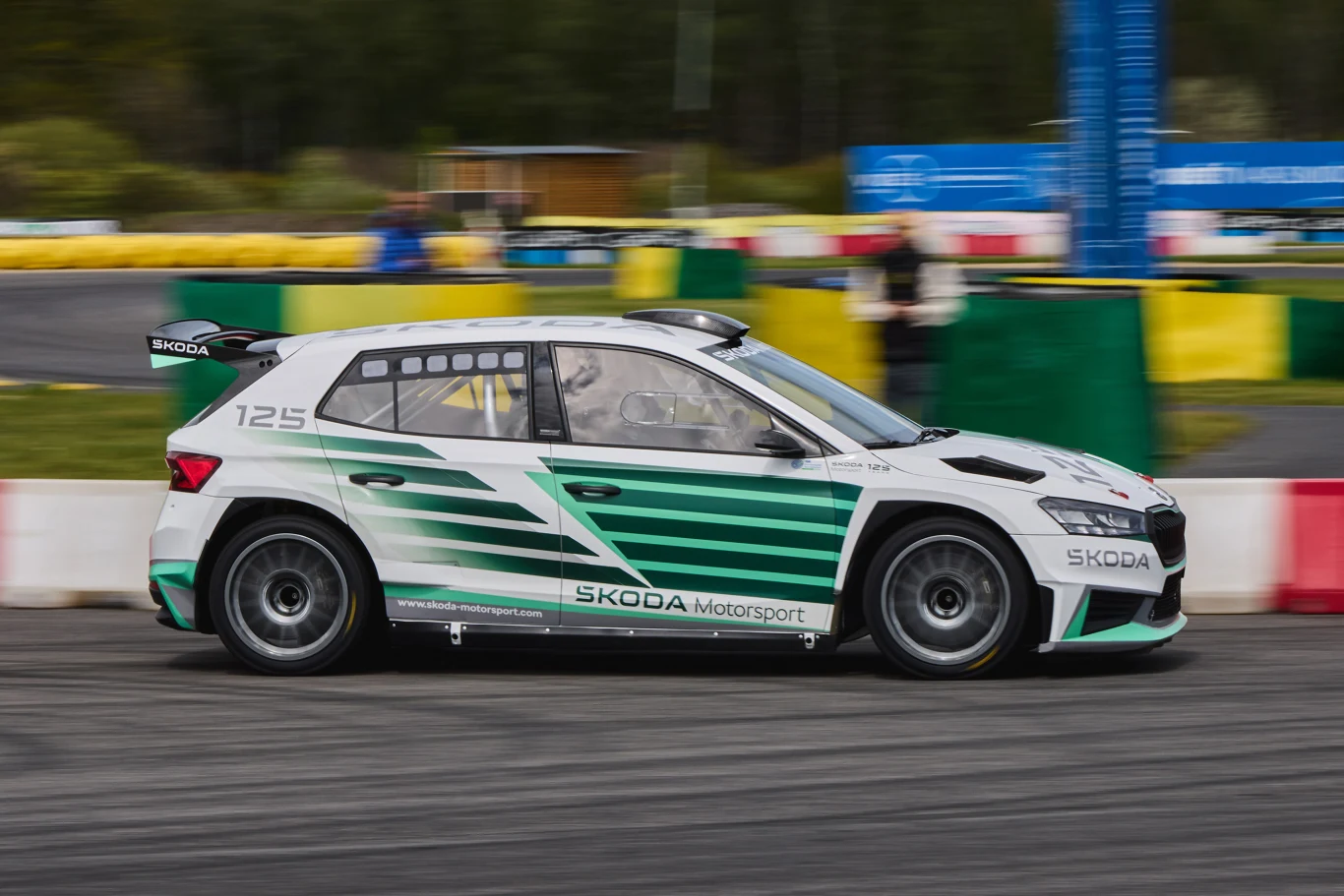 sportowy samochód Škoda z aerodynamicznym pakietem nadwozia w trakcie dynamicznej jazdy po torze wyścigowym