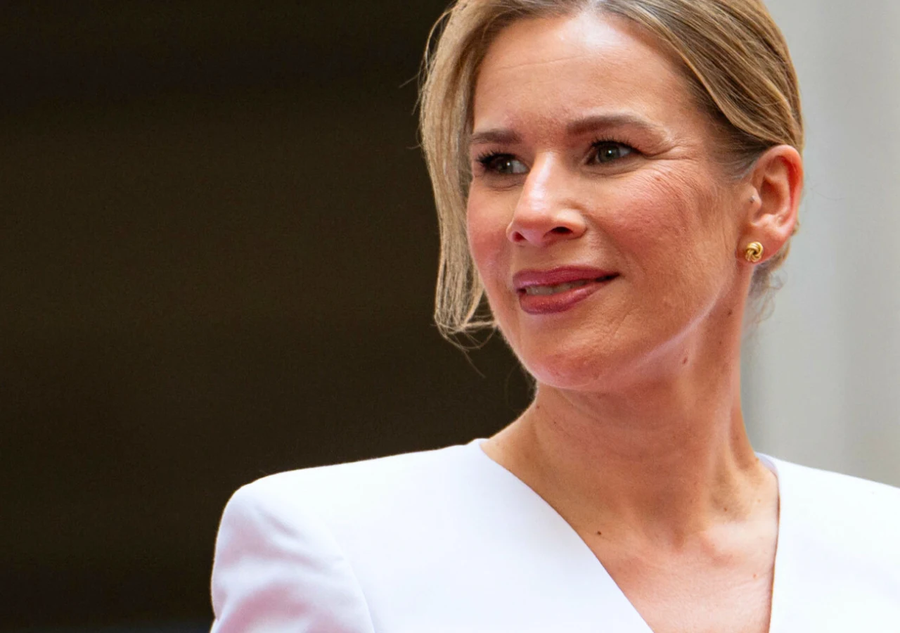 Marta Nawrocka Marta Nawrocka w eleganckim, białym stroju podczas wizyty we Włoszech, z włosami upiętymi w kok.