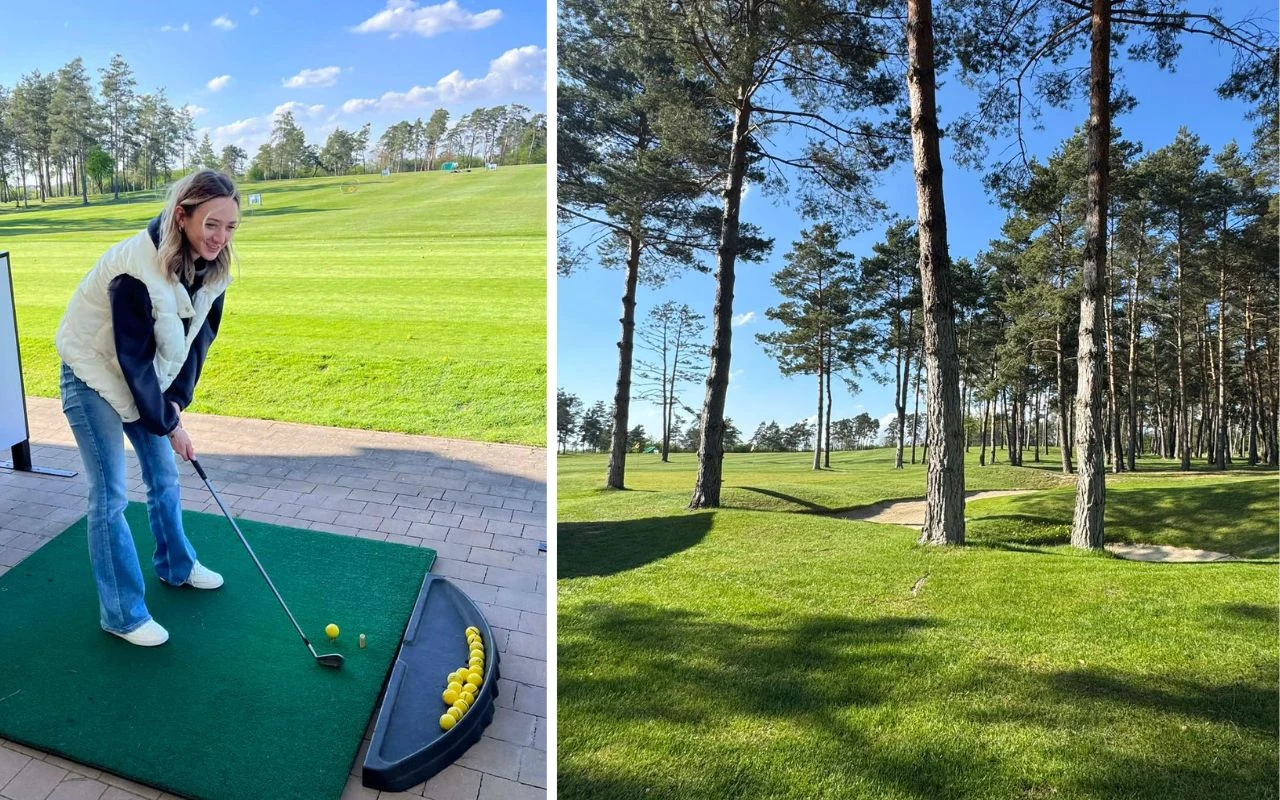 Kobieta przygotowująca się do uderzenia piłki golfowej na stanowisku treningowym oraz zielone pole golfowe otoczone wysokimi drzewami iglastymi.