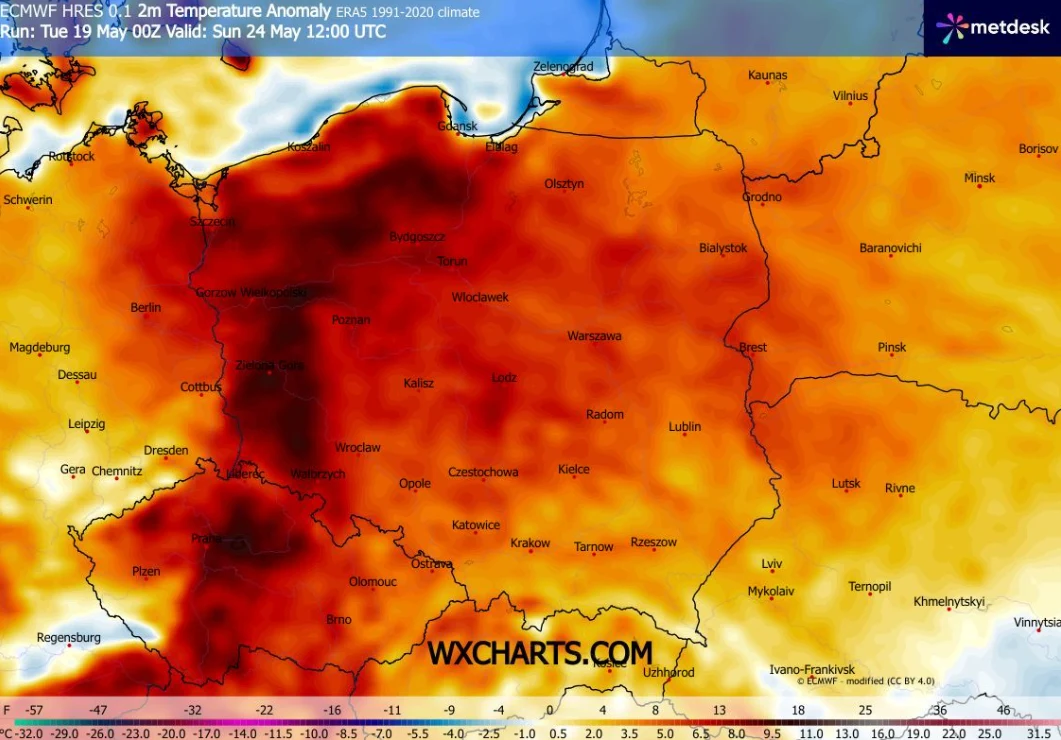 Mapa Polski z wyraźnie zaznaczonymi anomaliami temperatury, gdzie centralna i południowa część kraju została oznaczona intensywnymi odcieniami czerwieni i pomarańczu, wskazującymi na znacznie podwyższone wartości względem średniej, z zaznaczonymi więks...