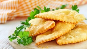 Czebureki to tradycyjne smażone pierogi ukraińskie, w Polsce znane też na Podlasiu