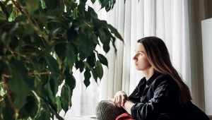 Choć samotność kojarzy się z późną starością, specjaliści uważają, że szczyt izolacji przypada dużo wcześniej