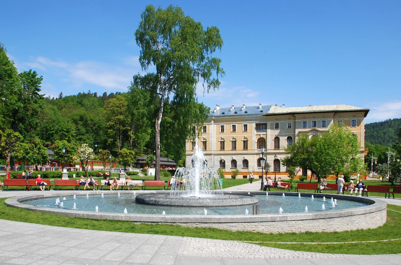 Krynica-Zdrój Krynica-Zdrój łączy uzdrowiskowy klimat, wygodną przestrzeń do spacerów, ofertę zdrowotną.