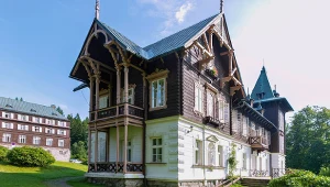Niezwykła wieś przy granicy z Czechami. Słynie z górskiego klimatu 