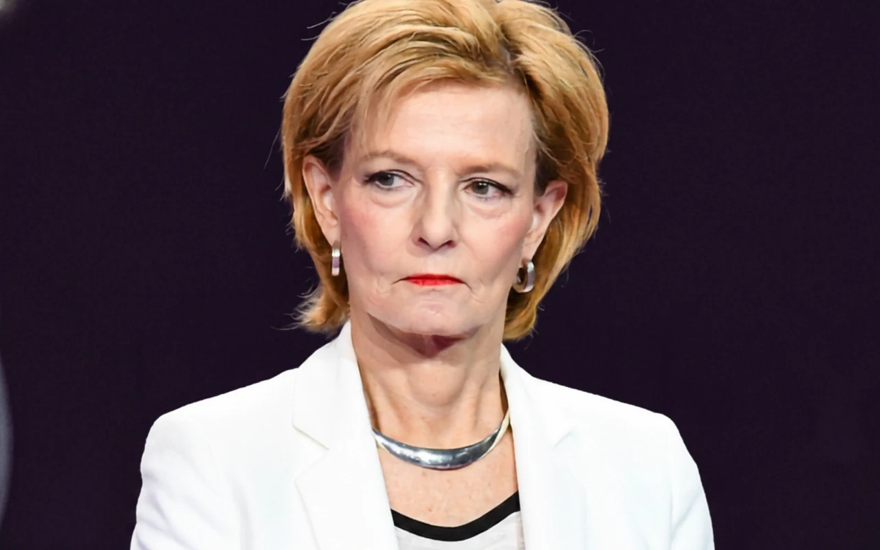 Jej Królewska Mość Małgorzata, Strażniczka Korony Rumuńskiej Małgorzata, Strażniczka Korony Rumuńskiej, o krótkich blond włosach, ubrana w biały żakiet i srebrną biżuterię.
