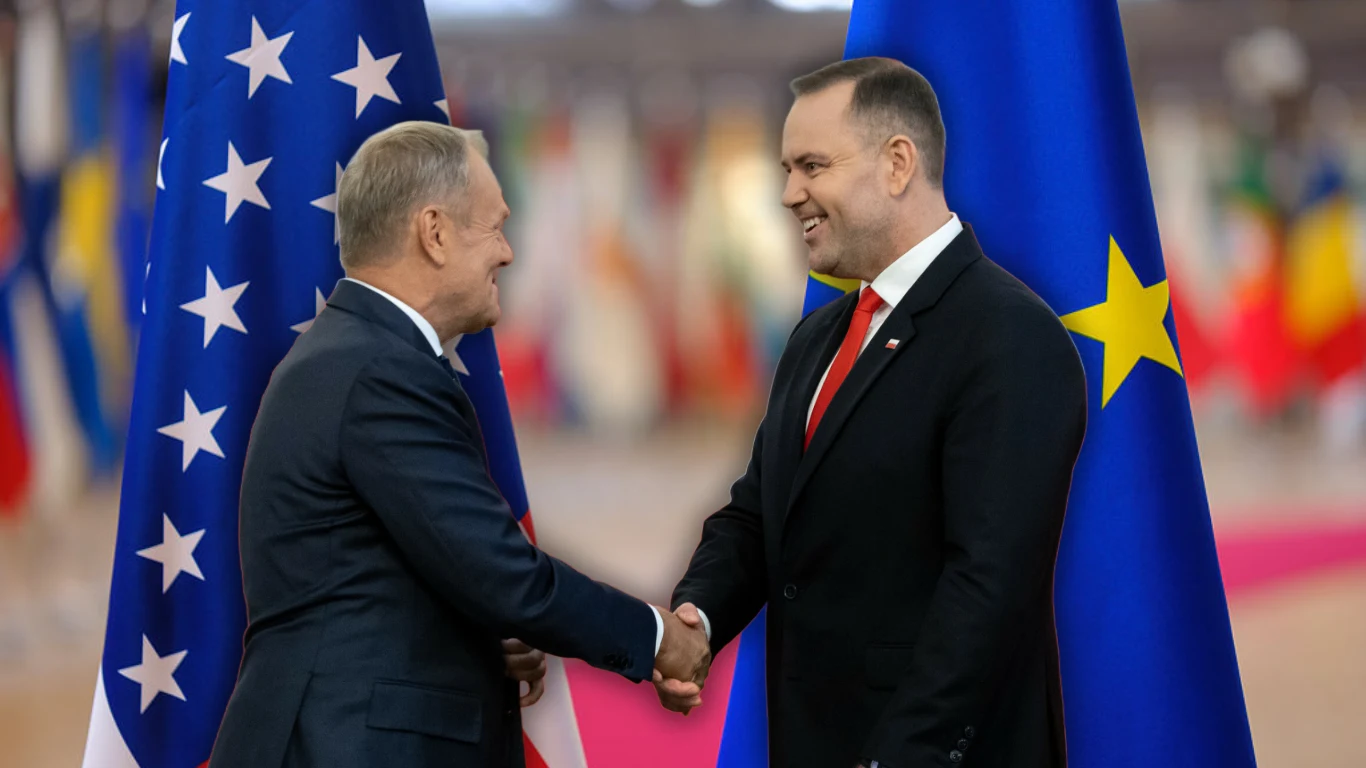Dyplomatyczna błazenada zaprzepaszcza szanse Polski. Na zdjęciu: premier Donald Tusk (po lewej) i prezydent Karol Nawrocki (po prawej) Premier Donald Tusk i prezydent Karol Nawrocki podają sobie dłonie na tle flag USA i Unii Europejskiej