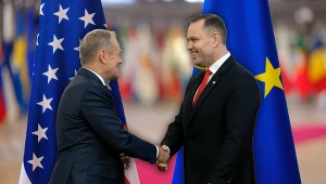 Dyplomatyczna błazenada zaprzepaszcza szanse Polski. Na zdjęciu: premier Donald Tusk (po lewej) i prezydent Karol Nawrocki (po prawej)