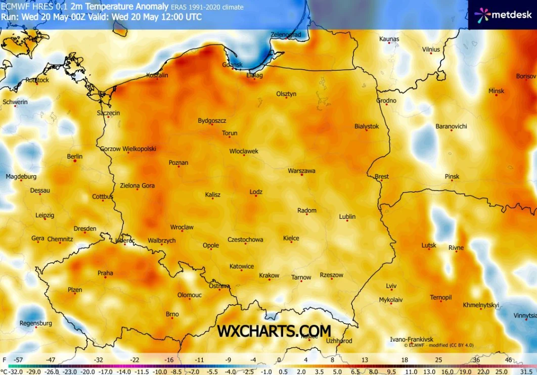 Mapa Polski z zaznaczonymi anomaliami temperatury, gdzie centralna i północno-zachodnia część kraju wyróżnia się wyższymi wartościami w porównaniu do średniej, a południowo-wschodnia i północno-wschodnia rejestrują mniejsze odchylenia.