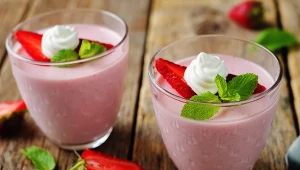 Lekka, kremowa, obłędnie truskawkowa. Panna cotta w tym wydaniu onieśmiela smakiem