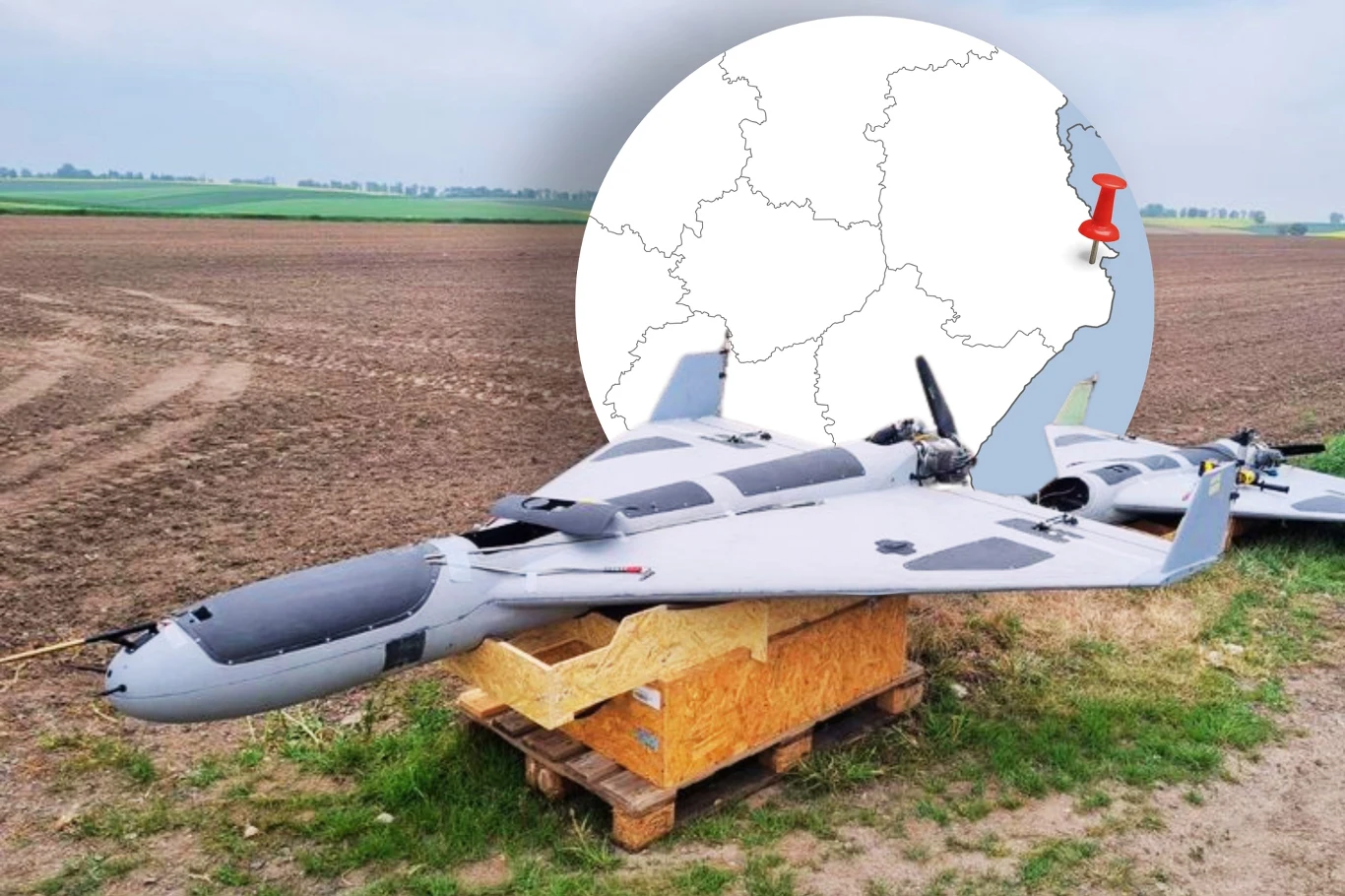 Nad Hrubieszowem latały drony, ale nikt o niczym nie wiedział. "To skandal" Duży dron na drewnianej platformie na polu, w tle mapa z pinezką przy wschodniej granicy Polski