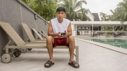 Deportowany ze Stanów Zjednoczonych Peruwiańczyk Juan Marcos Soria Verástegui przy basenie w hotelu na obrzeżach stolicy Konga, 22 kwietnia 2026 roku