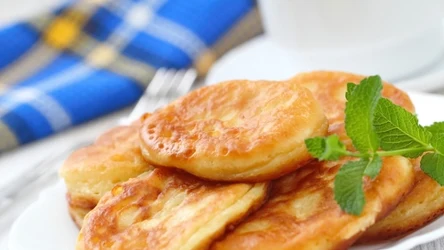 Placki z gotowanych kartofli podawaj z ulubionymi dodatkami