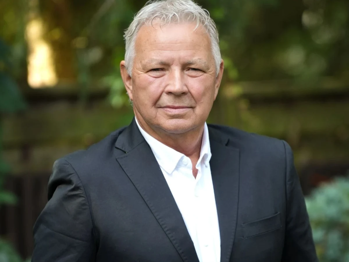 Zbigniew z "Sanatorium miłości" 8, fot. TVP Zbigniew Sobański, uczestnik 8. edycji programu Sanatorium miłości, w czarnej marynarce i białej koszuli.