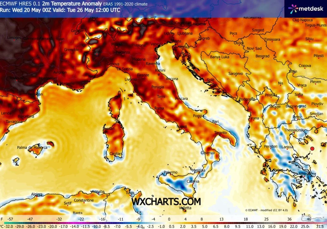 Mapa temperatur anomalii w Europie Południowej pokazująca znaczny wzrost temperatury na północy Włoch, Szwajcarii, Austrii oraz południu Francji i Niemiec, podczas gdy rejon Morza Śródziemnego i południowe Włochy pozostają w normie lub wykazują nieznac...