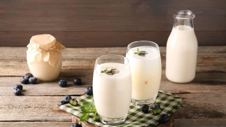 Maślanka czy kefir? Ekspert odpowiada, co lepiej działa na jelita
