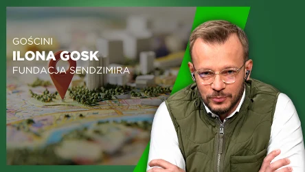 Mężczyzna w okularach i zielonej kamizelce w trakcie rozmowy, obok grafika z nazwiskiem Ilona Gosk oraz nazwą Fundacja Sendzimira na tle makiety miasta z zaznaczonym punktem.