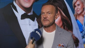„Teściowie”: Cezary Pazura o współpracy z Julią Wieniawą