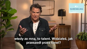 Polacy znają Teda McGinleya ze "Świata według Bundych". W "Terapii bez trzymanki" zaskakuje