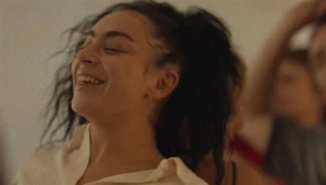 Charli XCX w filmie "Erupcja"