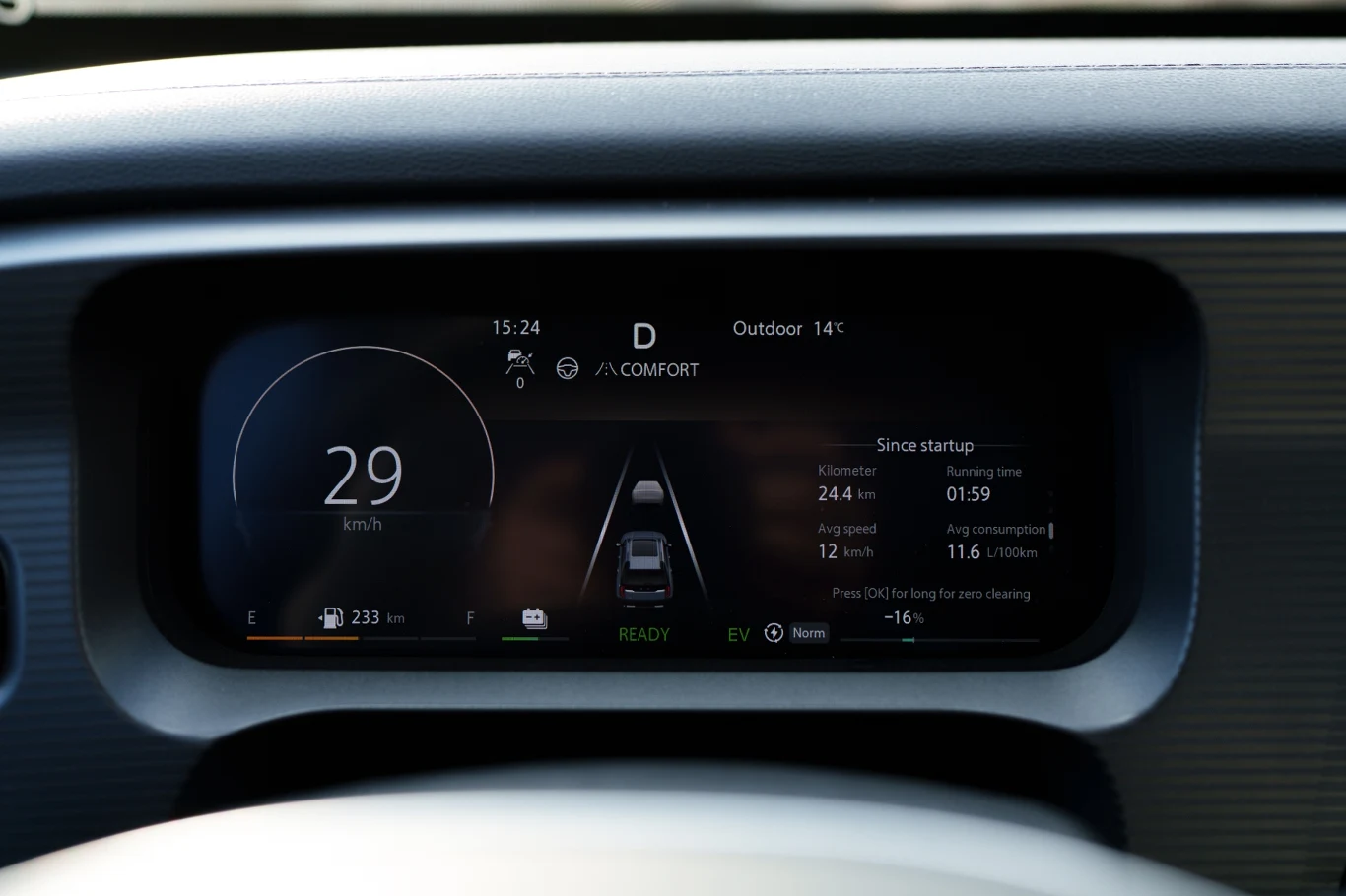 Cyfrowy wyświetlacz kokpitu samochodu pokazujący aktualną prędkość 29 km/h, tryb jazdy komfort, temperaturę zewnętrzną 14°C oraz szczegóły dotyczące przejechanej odległości i zużycia energii od uruchomienia pojazdu.