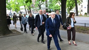 Sędziowie KRS nie weszli do budynku TK. Spotkanie odbyło się przed wejściem
