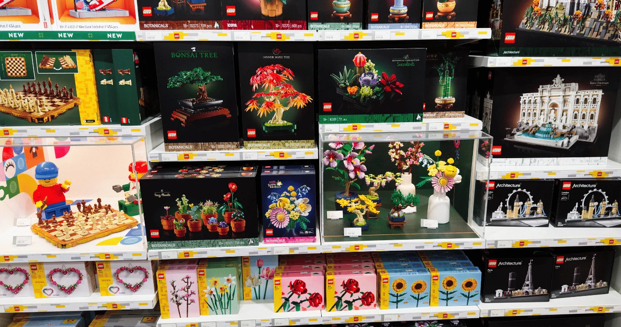 W Kauflandzie LEGO kosztuje tyle co torebka Calvin Klein. Ludzie będą się wahać Półki w sklepie z zestawami LEGO Botanicals i innymi motywami, opakowania ustawione w rzędach.