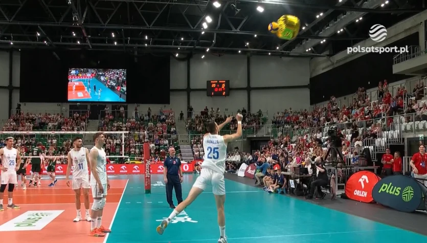 Serb szykował się do zagrywki, a tu taka niespodzianka. Gra wstrzymana przez... balonik