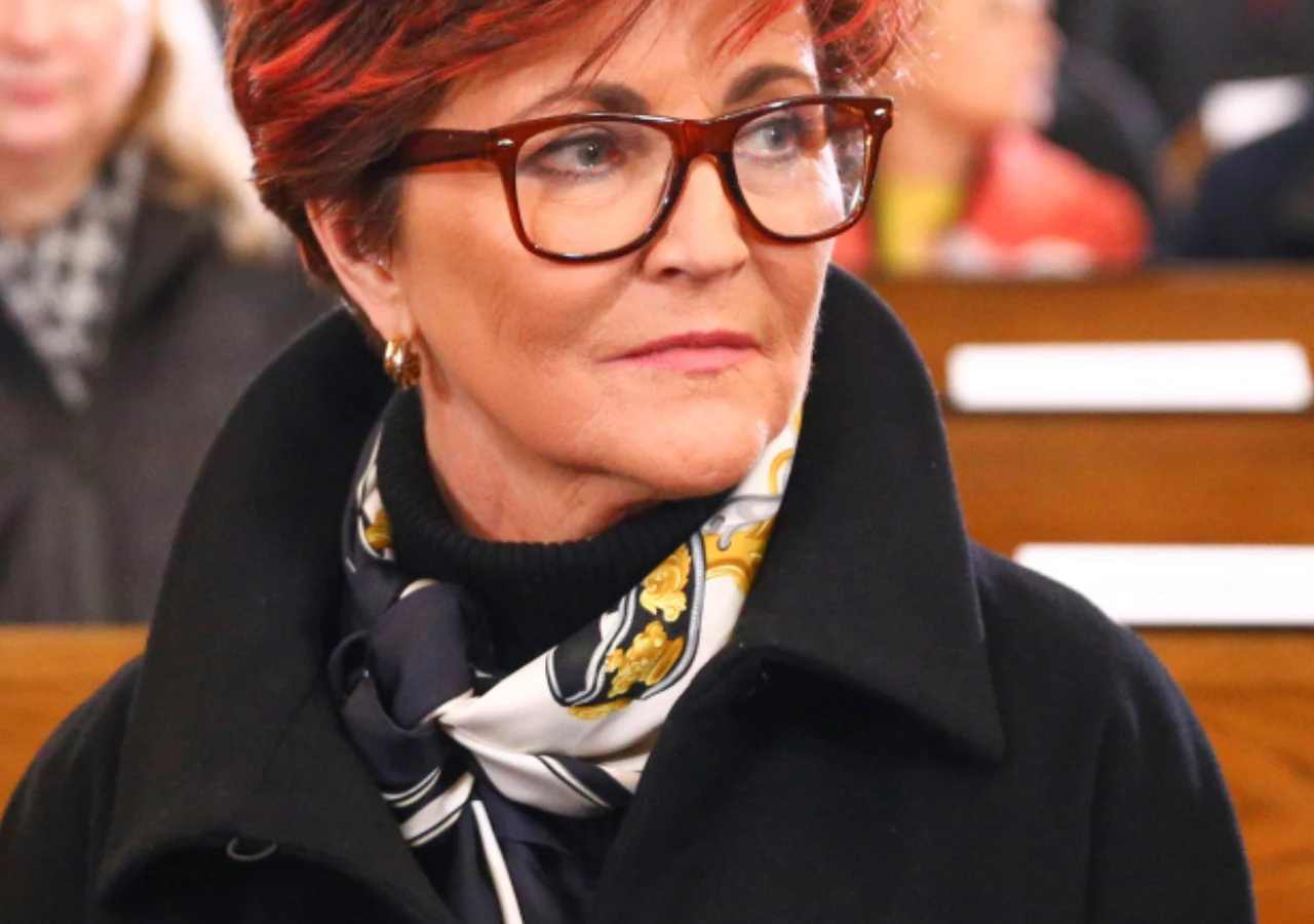 Jolanta Kwaśniewska Jolanta Kwaśniewska w eleganckim płaszczu i okularach. Podczas wywiadu w podcaście Zwierciadła wyznała wprost