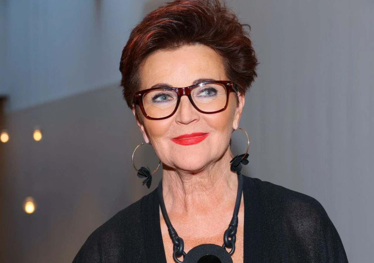 Jolanta Kwaśniewska Jolanta Kwaśniewska z krótkimi ciemnymi włosami, w czarnym swetrze, okularach i wyrazistej biżuterii.