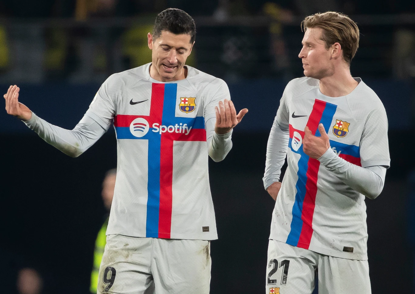 Robert Lewandowski i Frenkie de Jong Robert Lewandowski i Frenkie de Jong w strojach FC Barcelony rozmawiają na boisku podczas meczu.