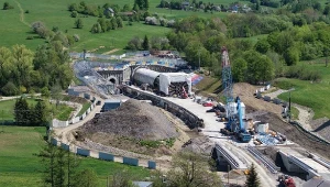 Najdłuższy tunel kolejowy w Polsce. Ogromna maszyna TBM gotowa do transportu