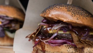 Burger z karmelizowaną cebulką to klasyk, który smakuje wyśmienicie