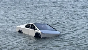 Tesla ugrzęzła w jeziorze. Kierowca chciał przetestować tryb brodzenia