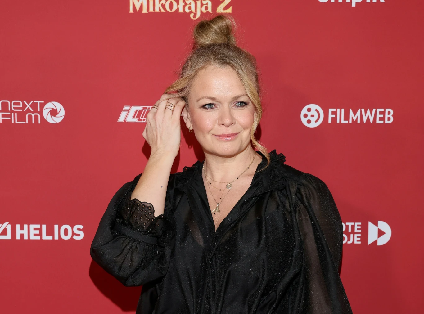 Daria Widawska schudła kilkanaście kilogramów i czuje się dziś o niebo lepiej Daria Widawska w czarnej bluzce z upiętymi blond włosami na tle czerwonej ścianki z logo filmowym.