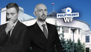 Dwóch mężczyzn w garniturach na tle gmachu polskiego Sejmu z widoczną polską flagą oraz logotypem programu 'Polityczny WF'.