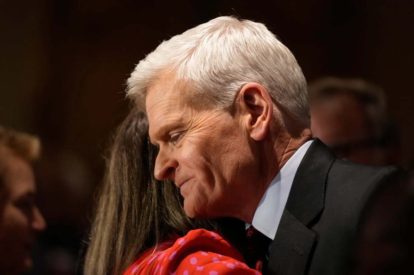 Bill Cassidy także padł ofiarą zemsty Donalda Trumpa Starszy mężczyzna o siwych włosach w garniturze obejmuje kobietę ubraną w czerwoną bluzkę w kropki.