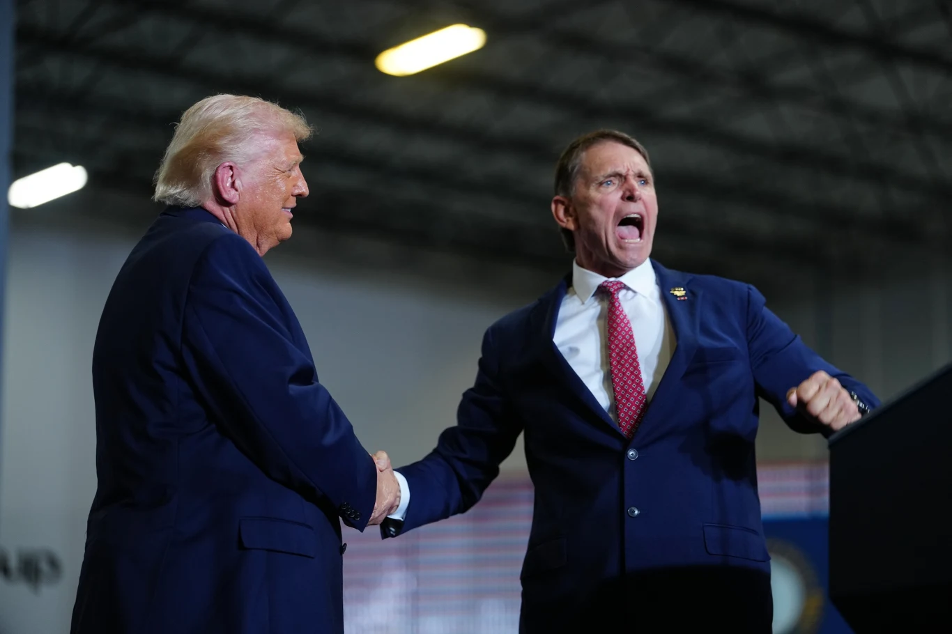 Ed Gallrein jest przede wszystkim lojalny wobec Donalda Trumpa Dwóch mężczyzn w garniturach wymienia uścisk dłoni; jeden z nich energicznie gestykuluje i wydaje się mówić z dużą ekspresją.