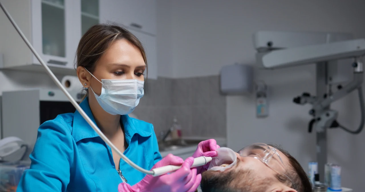Ta usługa jest całkowicie darmowa. Dentysta zrobi ci to na NFZ