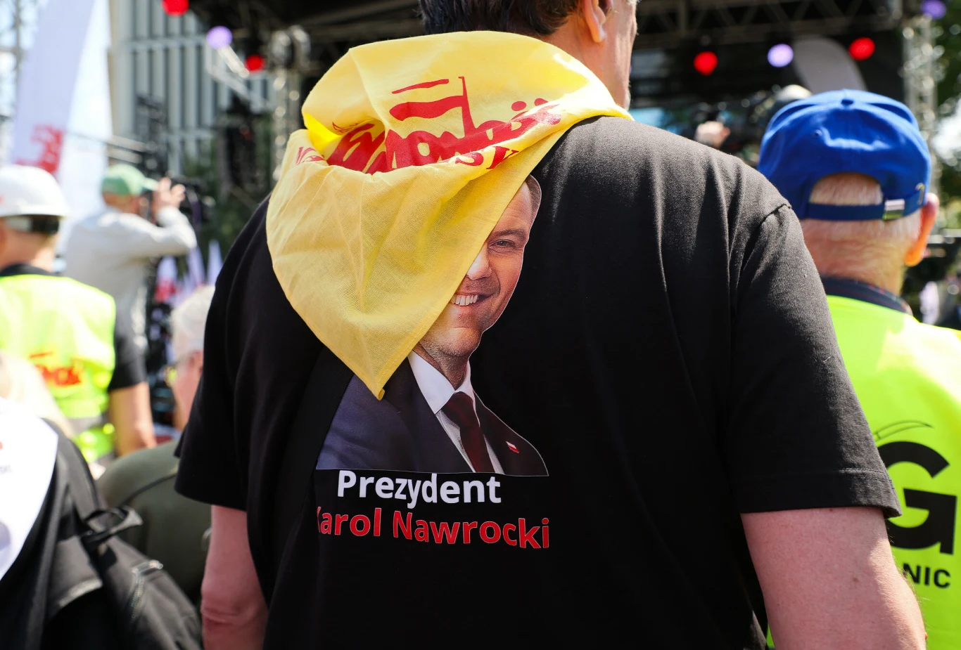 Prezydent i "Solidarność" są przeciw Zielonemu Ładowi. Ale referendum nie będzie Mężczyzna w żółtej chuście „Solidarność” i czarnej koszulce z wizerunkiem Prezydenta Karola Nawrockiego, w tłumie.