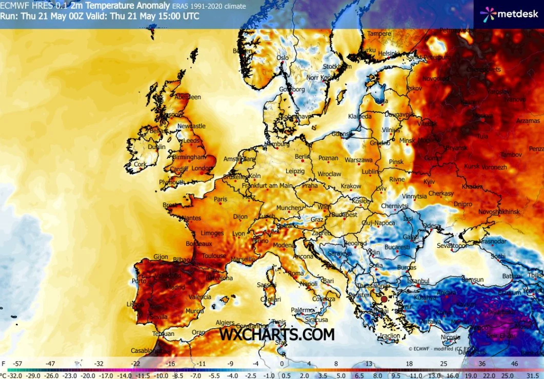 Mapa Europy przedstawiająca anomalie temperatury powietrza na tle średniej z lat 1993-2020, z wyraźną przewagą wysokich temperatur w Europie Zachodniej i Środkowej oraz niższymi temperaturami w Europie Wschodniej i Południowo-Wschodniej.
