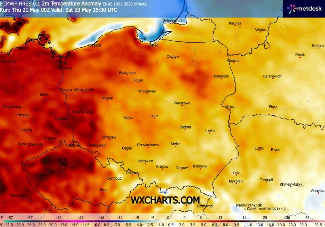 Mapa Polski z naniesionymi nazwami większych miast, ukazująca anomalię temperatury powietrza – centralna i zachodnia część kraju wyraźnie cieplejsza, w odcieniach czerwieni, wschodnia w jaśniejszych, mniej intensywnych barwach.