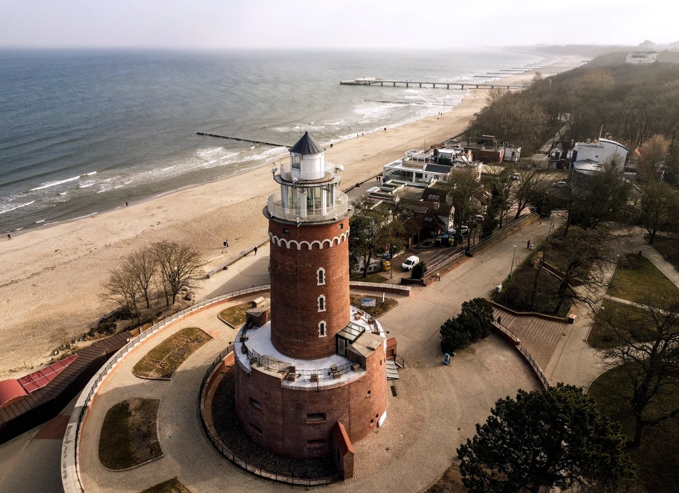 Latarnia morska w Kołobrzegu zlokalizowana jest na Szlaku Latarni Morskich. Leży tuż przy plaży Latarnia morska w Kołobrzegu, ceglana budowla przy plaży, otoczona brukowanym placem i nadmorskimi zabudowaniami.